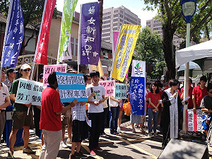 要求服貿實質審查  200多人立院施壓