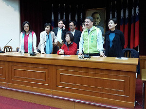 立院明審服貿  綠委搶先進駐開會場地