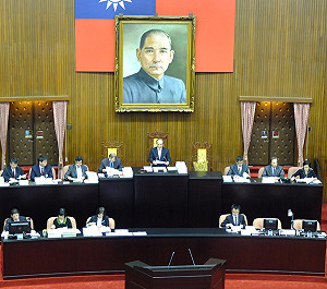 保險業修法  禁參與投資公司董監事改選