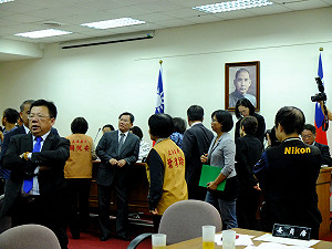 審自經區  藍：頭七可以悼念 經濟也很重要