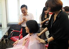 套招推服貿？王郁琦專訪史亞平設計師惹議