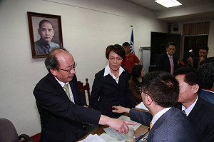 21秒過「黃3條」  朝野為自經區吵半天