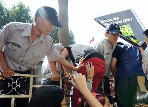 旁聽服貿遭拒   學生立院翻牆頭破血流