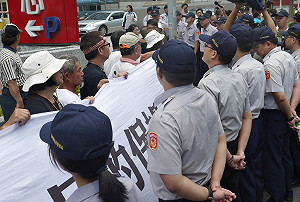 到國民黨中央抗議  反服貿民眾：馬英九混蛋