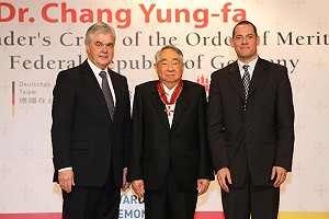 張榮發獲頒德國聯邦大十字勳章