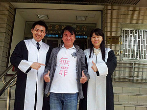 貼劉政鴻靈堂照  傅東森一審判無罪