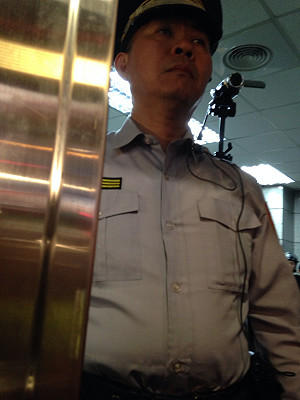 方仰寧滿頭大汗  不理黃越綏鞠躬要求