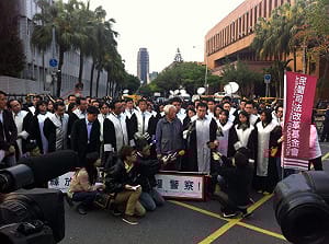 律師團見魏揚遭攔  怒嗆將有百位律師挺他