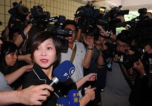 林益世索賄  彭愛佳幫忙倒茶水