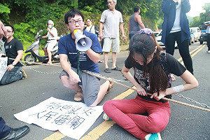 鐵鍊纏身擋張志軍座車  魏揚8人遭起訴