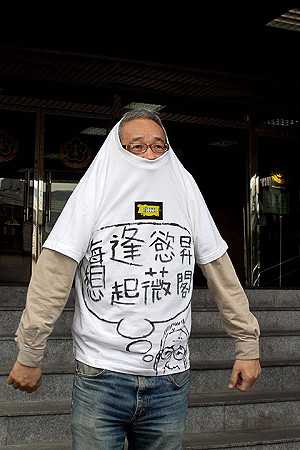 誹謗案開庭  馮光遠穿「慾昇」T恤出庭