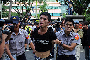 反自經區突襲立院 遭逮捕學生1請回1交保