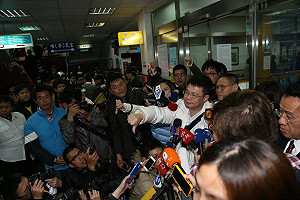 洪舅比手勢表不滿  洪案將再提上訴