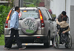 看守所探扁  珍盼來世再做夫妻