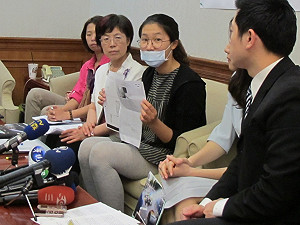 遭水柱脫褲女生控：警察不是應保護我們？