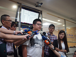 反課綱被捕22人裁定交保 3記者拒保抗議