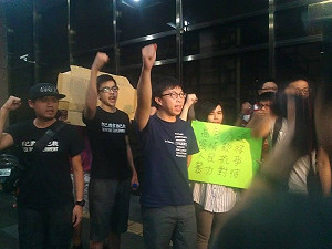 鐵鍊擋張志軍去路 魏揚等8人皆2萬交保