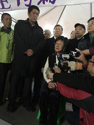 抗議扁保外拖延 呂秀蓮今獨自赴總統府升旗