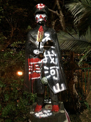 對蔣介石銅像噴漆  「沒人」警仍告妨害公務