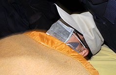 陳水扁戒護外醫  上手銬腳鐐躺著進醫院