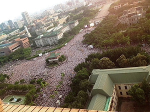 送仲丘破十萬人  白衣人潮擠滿凱道