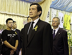 洪仲丘告別式  馬英九弔唁被嗆下台