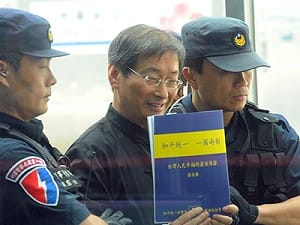 張安樂回台 百萬元交保 限出境