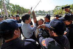 蘇煥智遞交抗議書  支持者憤踹檢長座車