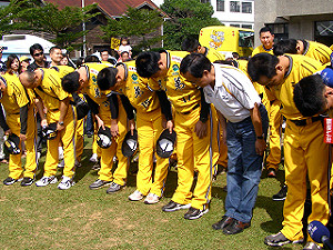 兄弟象秋訓　全體球員向球迷鞠躬道歉