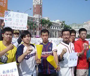 棒球迷總統府陳情 邀周美青同行