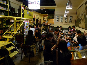 徐子凡開書店  負債仍堅持遊戲人生
