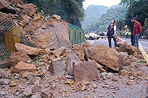 疑昨夜豪雨釀災 基隆七堵巨石崩塌
