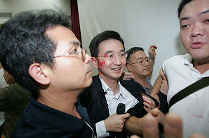 演講遭抗議血汗手機   HTC王景弘臉染紅墨水