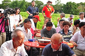 辦桌對抗封鎖      險些夭折的農民記者會