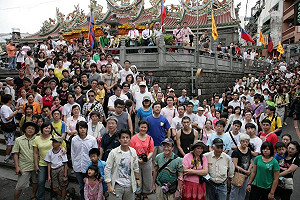 最後搶救重建街　淡水祖師廟前千人團拍