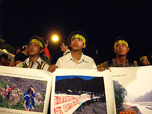 不滿重建進度  八八原民夜宿凱道