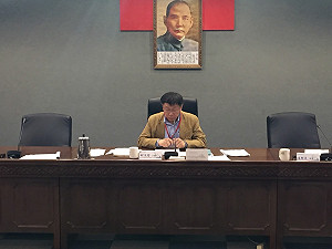 收費員抗議記者遭拖行  柯P稱先看報告