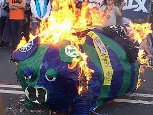 秋鬥赴小英競總踢館  燒小豬拒見綠營代表