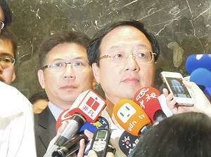 探視死者家屬  張母抱住江宜樺哭倒在地