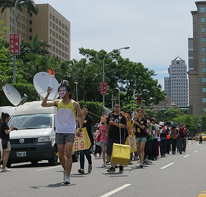 崩世代運動會反諷：讓勞工跌在起跑點