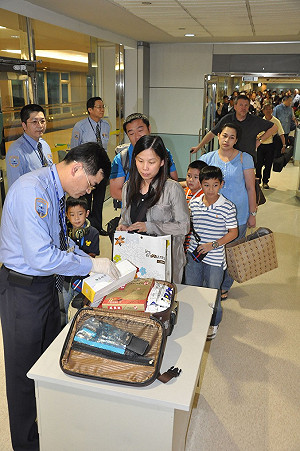 台飛美航班  不需開機查驗電子產品