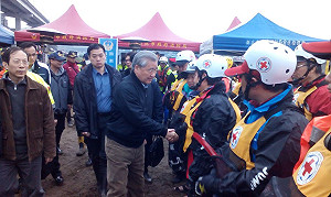 睡辦公室掌握情況 毛揆：中央地方各司其職