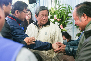 柯P二殯慰問空難家屬  機師廖建宗父淚崩