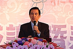 馬英九到台南  場內外都抗議油電雙漲