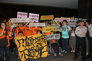 收費員抗議 記者被警粗暴推開險遭車撞