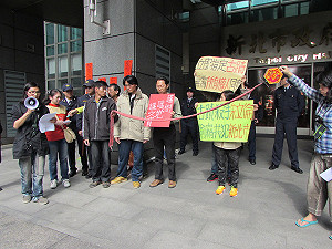 抗議新北開發年獸 民團市府放鞭炮遭奪