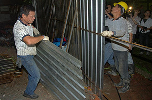 深夜架圍籬 王家遭建商突襲