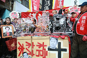 勞動部掛牌  場外抗議諷勞「凍」部