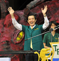 馬英九穿上小綠綠  受封綠園榮譽公爵