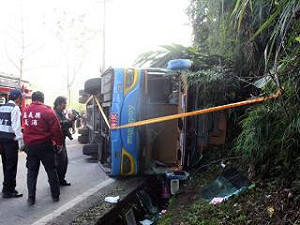 疑煞車失靈  阿里山中巴撞山壁16人傷